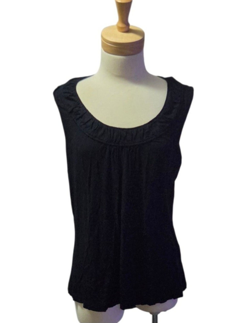 Reitmans Black Sleeveless Ruffle Trim Scoop Tank. Size Large